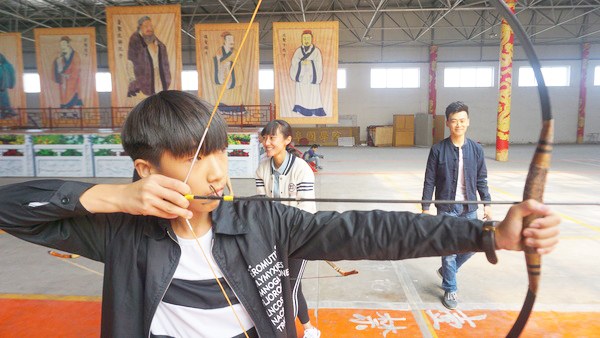 射箭选手操如熟练,射中靶心取胜的简单介绍 射箭选手操如熟练,射中靶心取胜的简单介绍