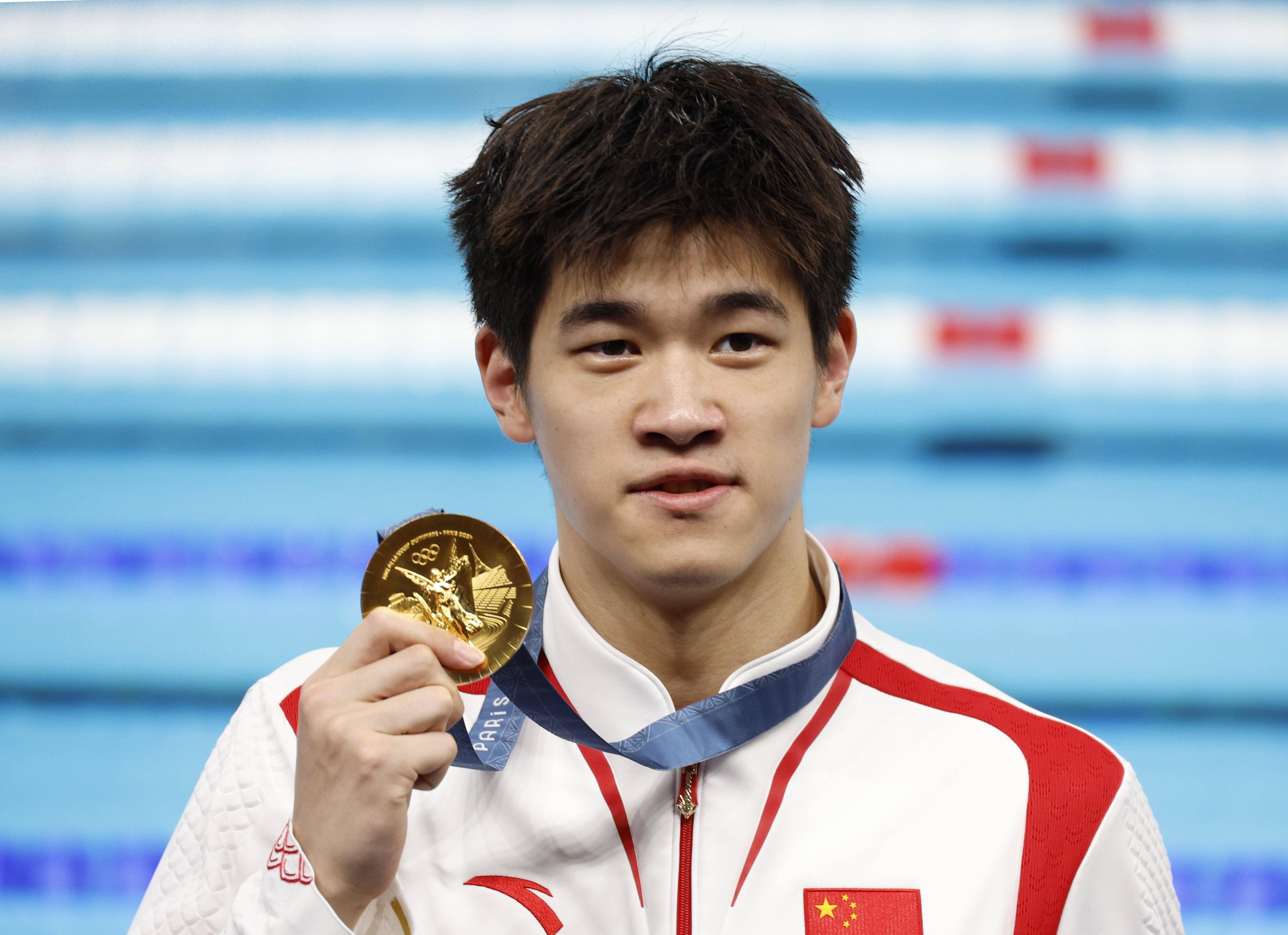 瑞士游泳选手勇夺金牌，刷新世界记录