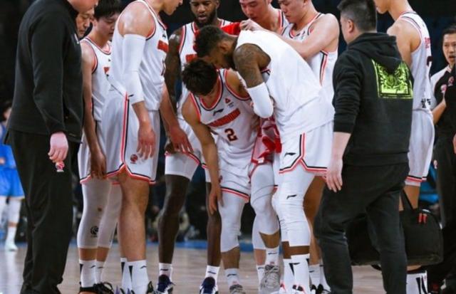 阿米安伤愈归来,为球队贡献力量 阿米安伤愈归来,为球队贡献力量