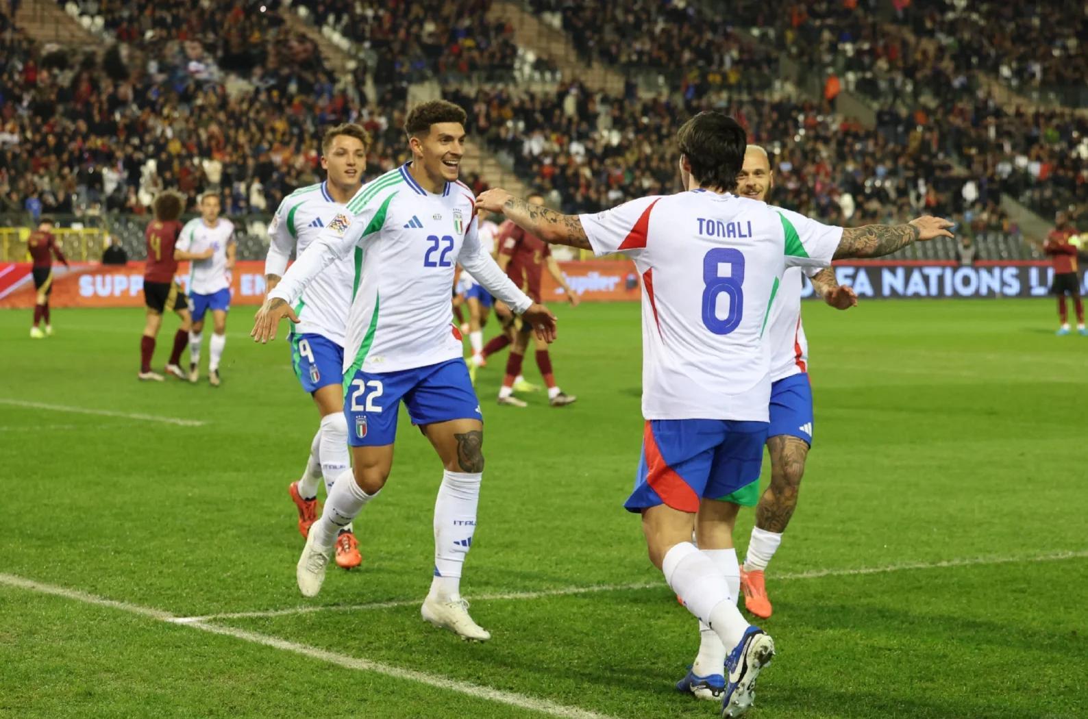 意大利队击败荷兰队,取得欧洲锦标赛上的首胜 意大利队击败荷兰队,取得欧洲锦标赛上的首胜