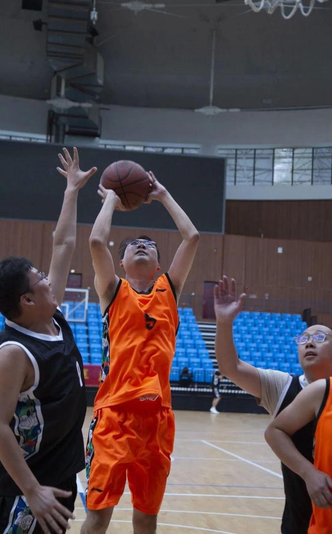 赛场高潮迭起，强强交锋场面激烈奇妙的简单介绍