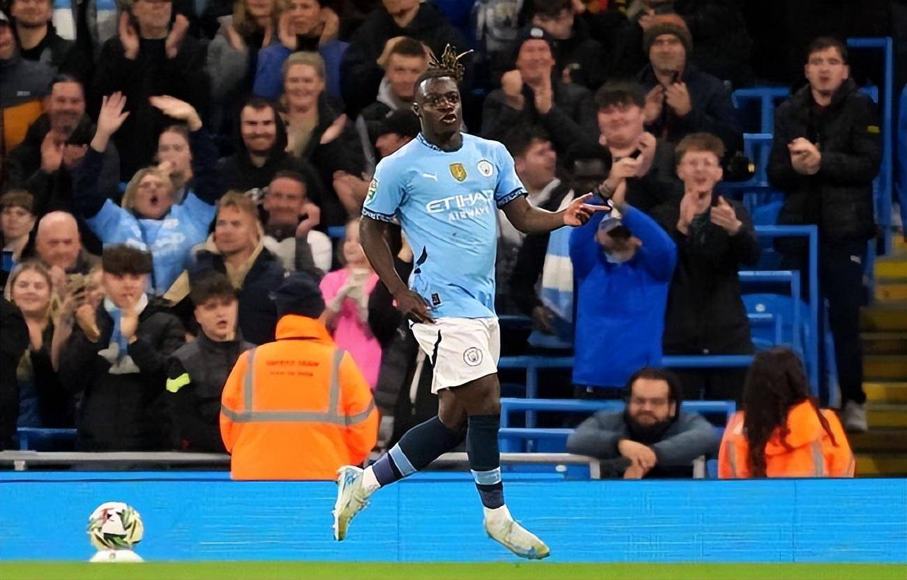 曼城后卫连连封堵对手进攻,保持不败 曼城后卫连连封堵对手进攻,保持不败