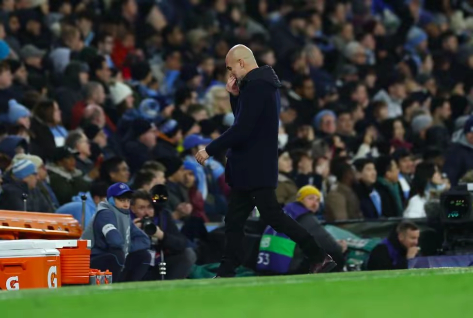 曼城后卫连连封堵对手进攻,保持不败 曼城后卫连连封堵对手进攻,保持不败