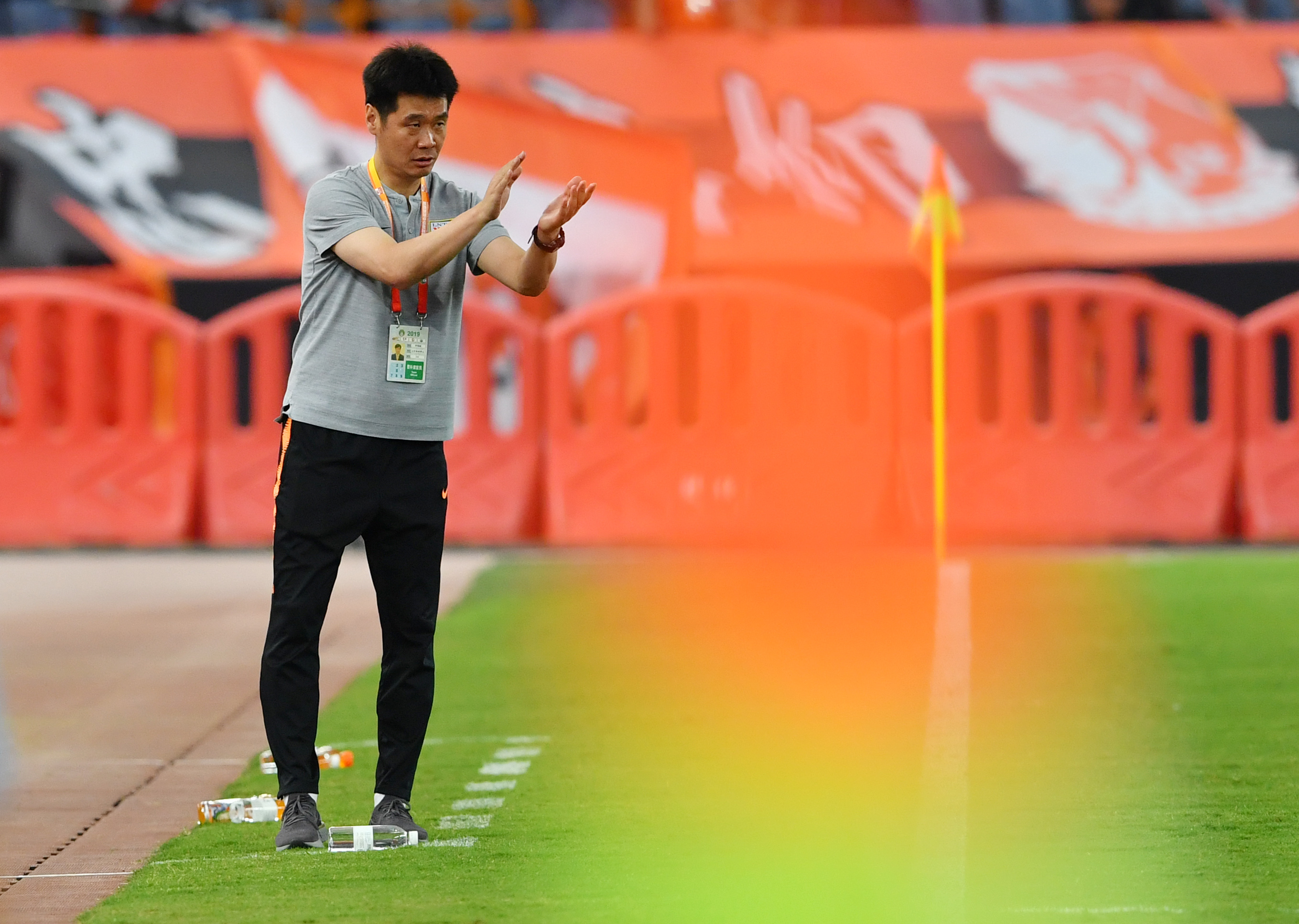 大连人主场战胜山东鲁能,力振士气迎战下一场比赛 大连人主场战胜山东鲁能,力振士气迎战下一场比赛