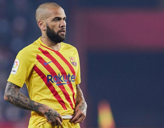 阿尔维斯客场爆冷逆转,全队比赛欢呼 阿尔维斯客场爆冷逆转,全队比赛欢呼