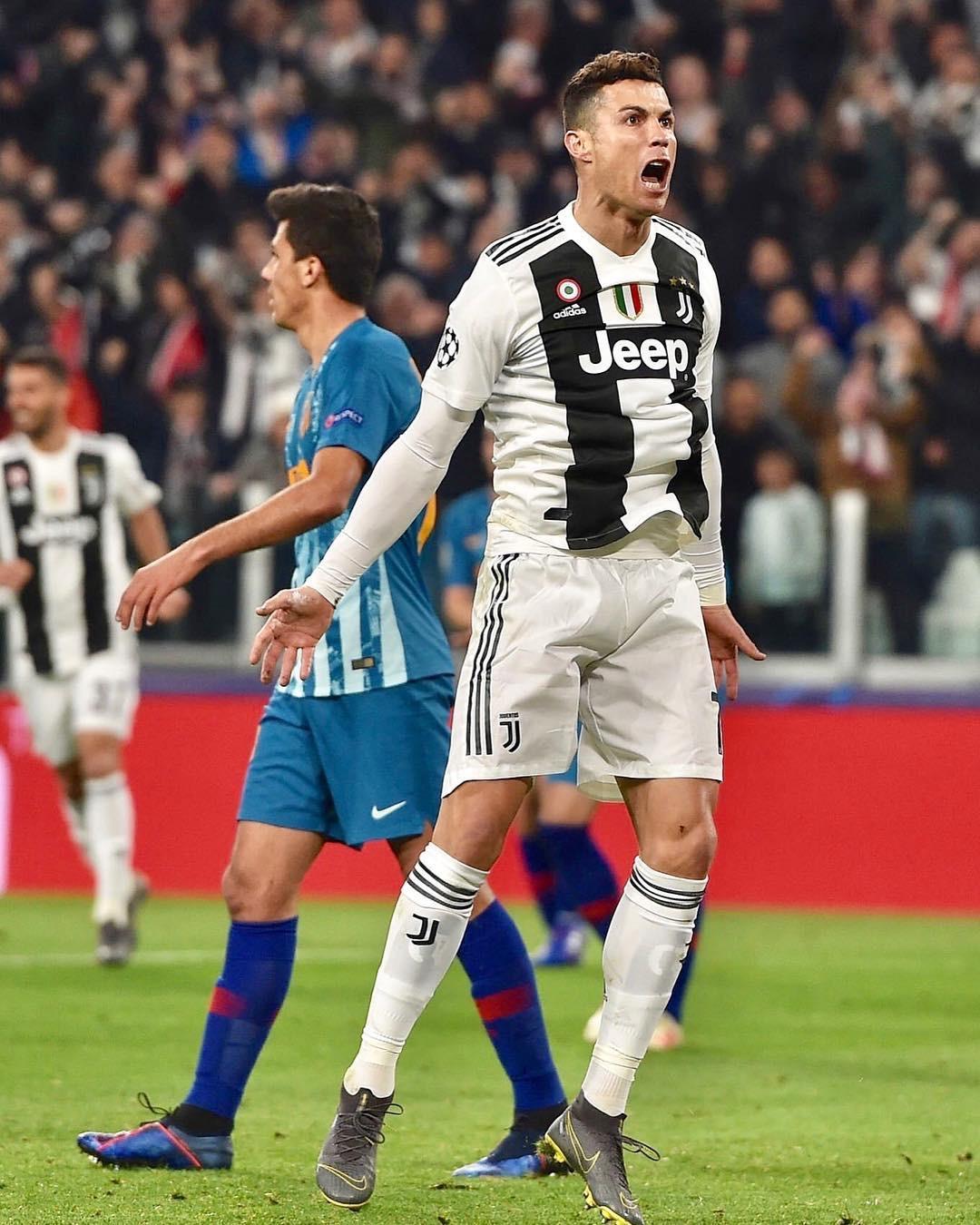 阿尔维斯客场爆冷逆转,全队比赛欢呼 阿尔维斯客场爆冷逆转,全队比赛欢呼