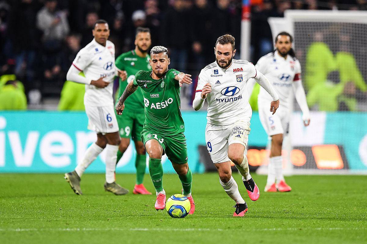 圣埃蒂安队员连续进球，帮助球队继续向前冲