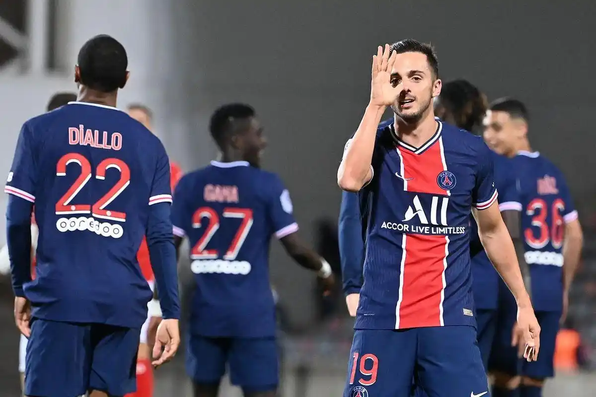 圣埃蒂安队员连续进球，帮助球队继续向前冲