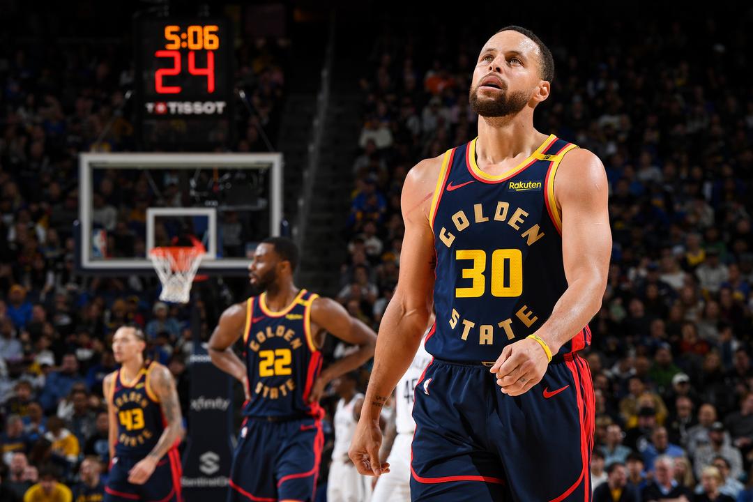 勇士客场逆转篮网,西部领先优势扩大 勇士客场逆转篮网,西部领先优势扩大