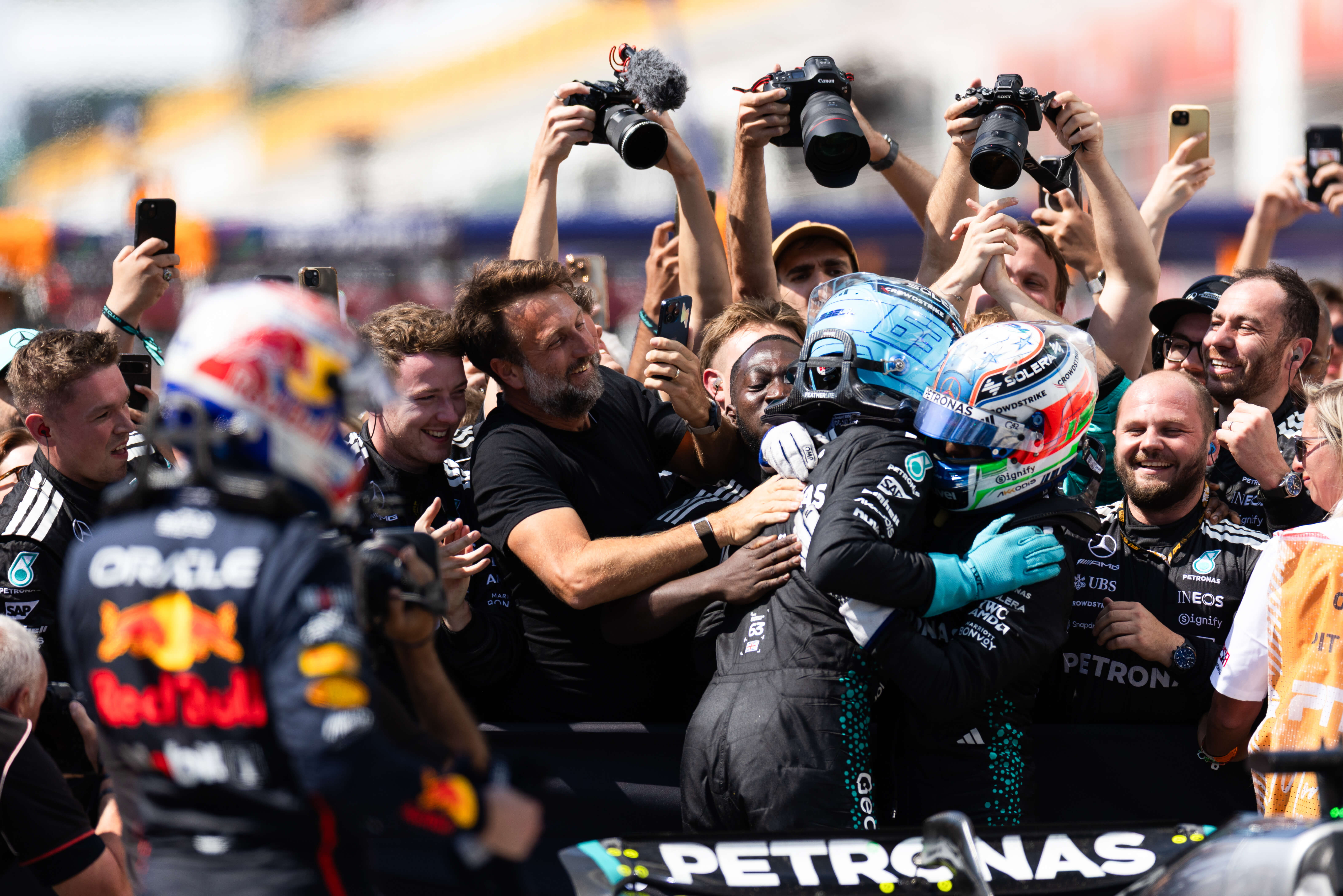 哈斯车队翻盘梅赛德斯，周冠宇带队取胜